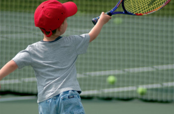 A que edad un niño debe comenzar a jugar tenis