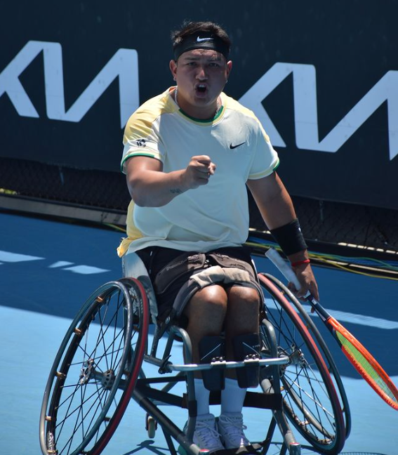 Cataldo y Cayulef ganan en AO y juegan contra los N°1 del mundo de sus categorías