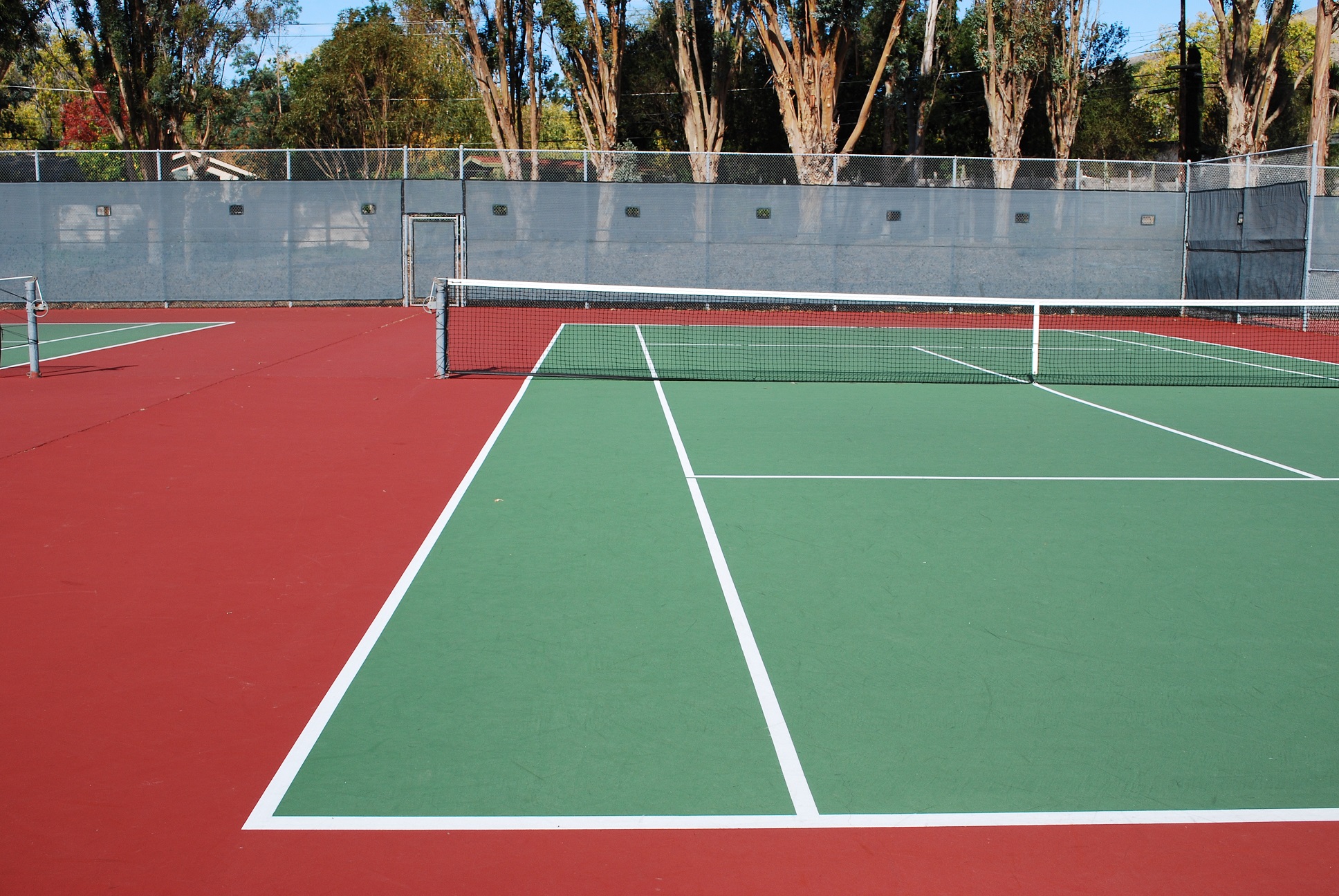 Por qué es bueno limpiar una cancha de tenis rápida?