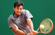 Garin hoy le ganó a Tsisipas, pero mañana lo enfrenta en singles