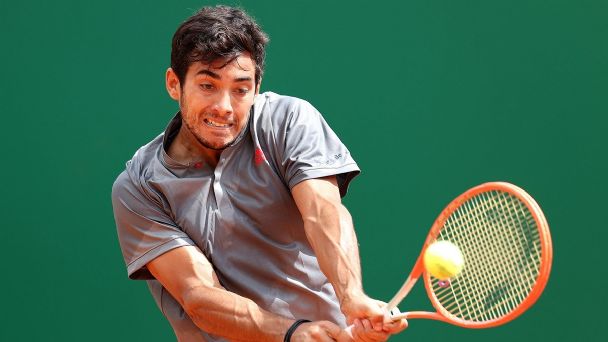 Garin hoy le ganó a Tsisipas, pero mañana lo enfrenta en singles