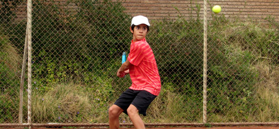 El Internacional Tenis Junior UC avanza con locales en carrera