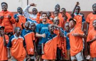 Tras su retiro del tenis: Hans Podlipnik forma parte de noble iniciativa con niños de Uganda