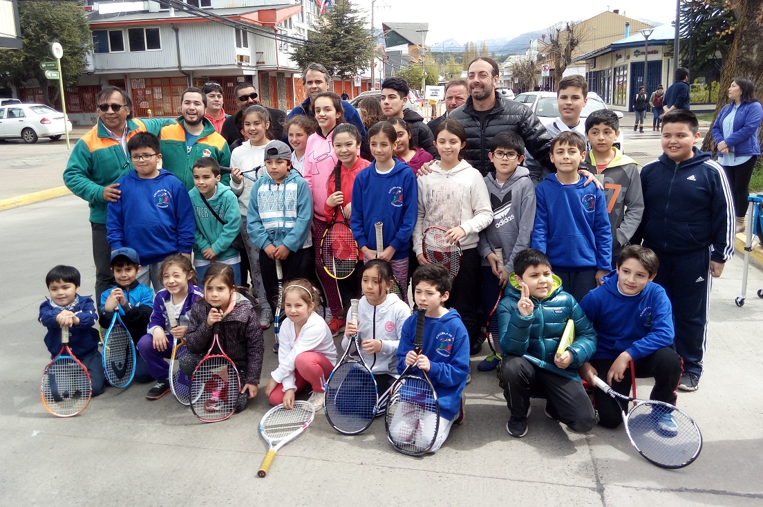 Alumnos del Club de Tenis de Coyhaique compartieron con Fernando González y Nicolás Massú
