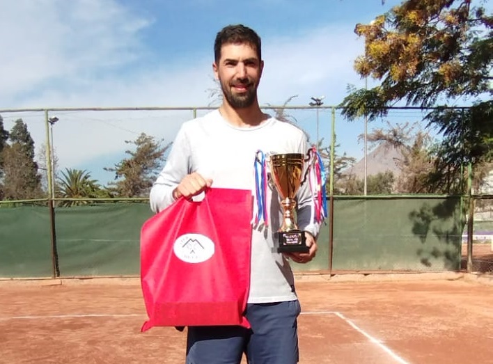 Awad vuelve al Senior ganándole al 1