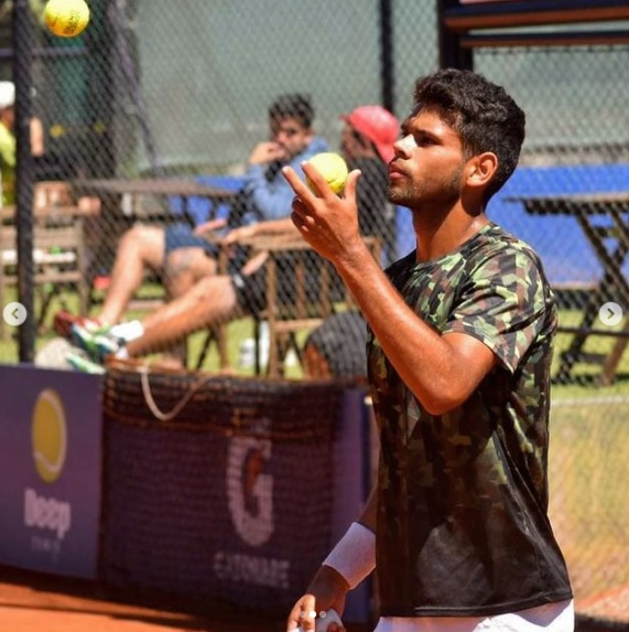 Nicolas Bruna gana en qualy de M25 uruguayo