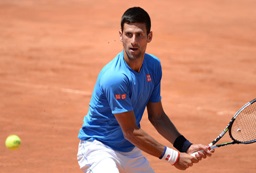 Novak Djokovic le tiende una mano a Nico Jarry: 