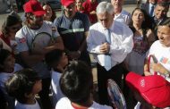 Massú y González realizan clase de tenis frente a La Moneda a niños de escuelas municipales