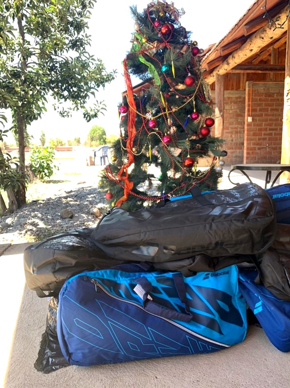 Club de Tenis San Esteban y exportadora Atacama Dried Fruit obsequiaron equipamiento deportivo a niños y adolescentes